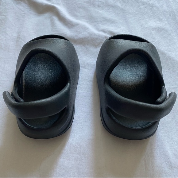 Yeezy Onyx Slides - Picture 3 of 8